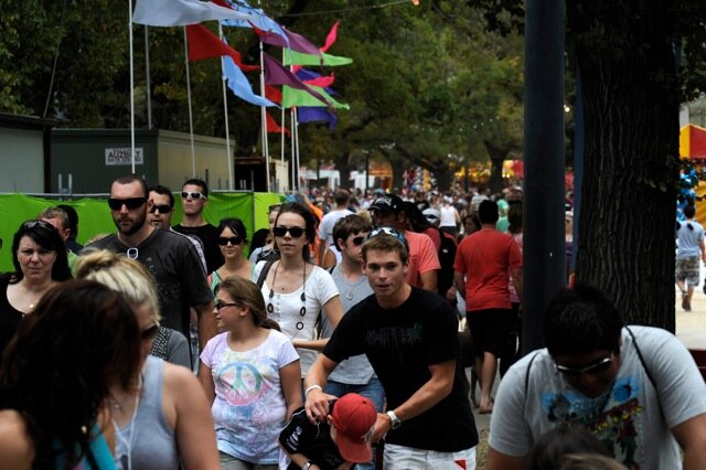 Moomba crowds return in sunshine
